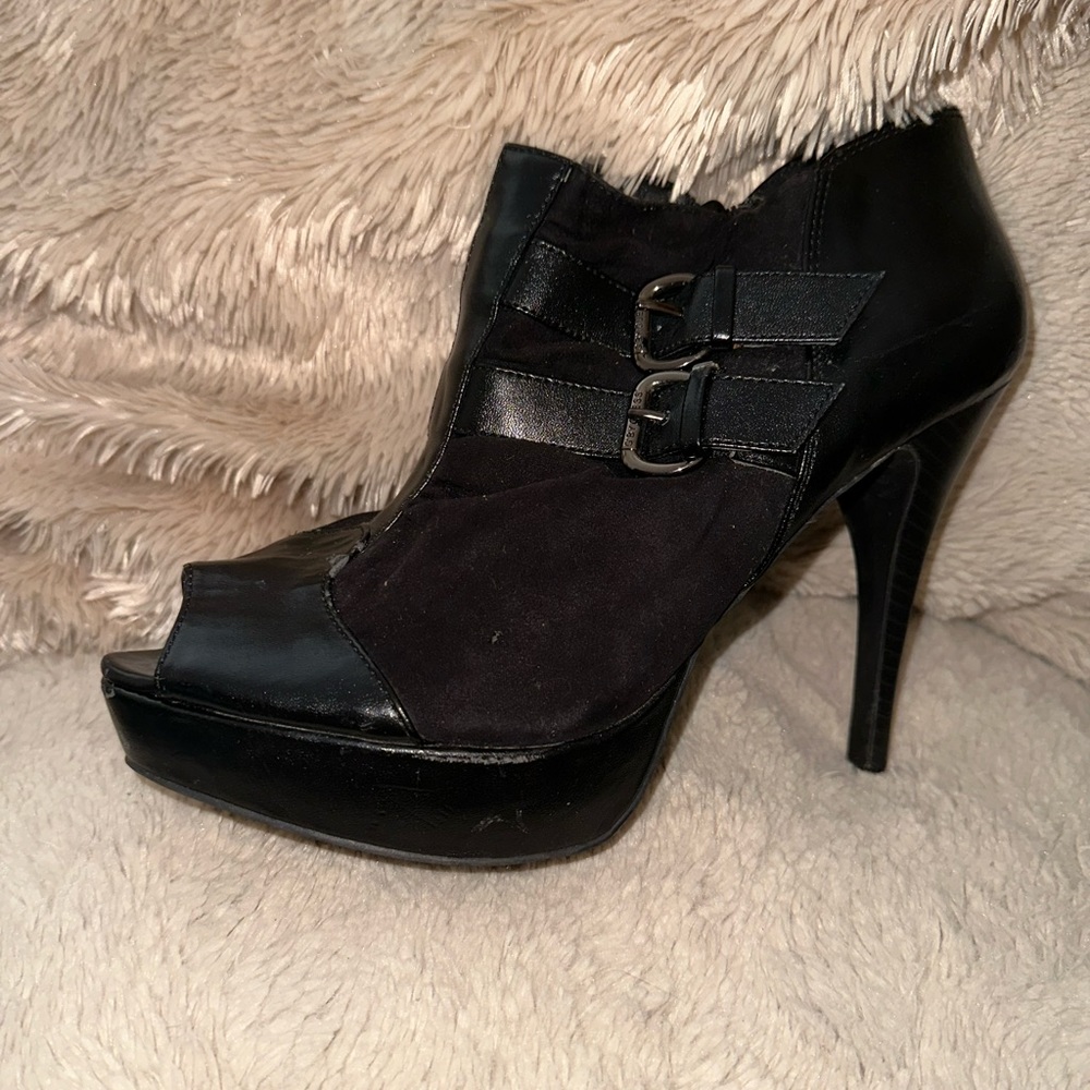Guess: platform high heels, with zipper and buckle detail